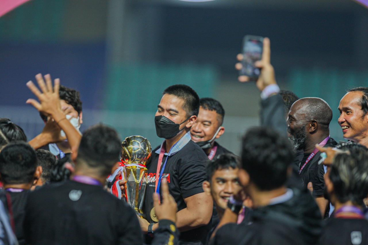 Angkat Piala Liga 2,...