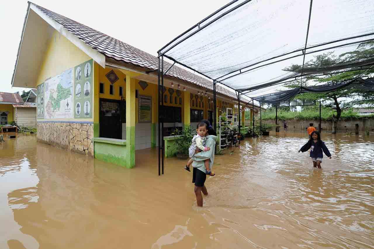 Diguyur Hujan Deras,...
