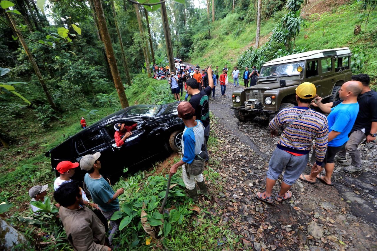 Evakuasi Mobil yang...