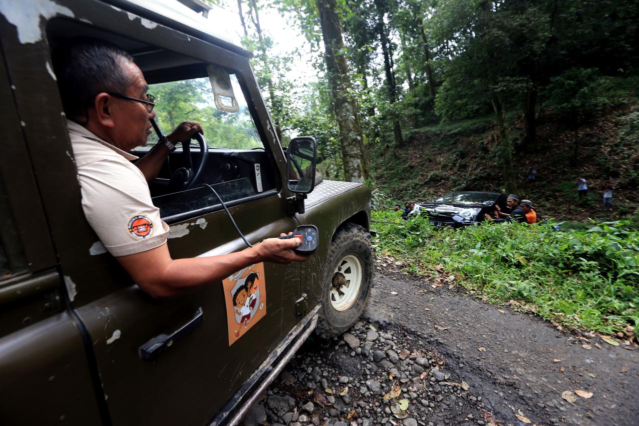 Evakuasi Mobil yang...