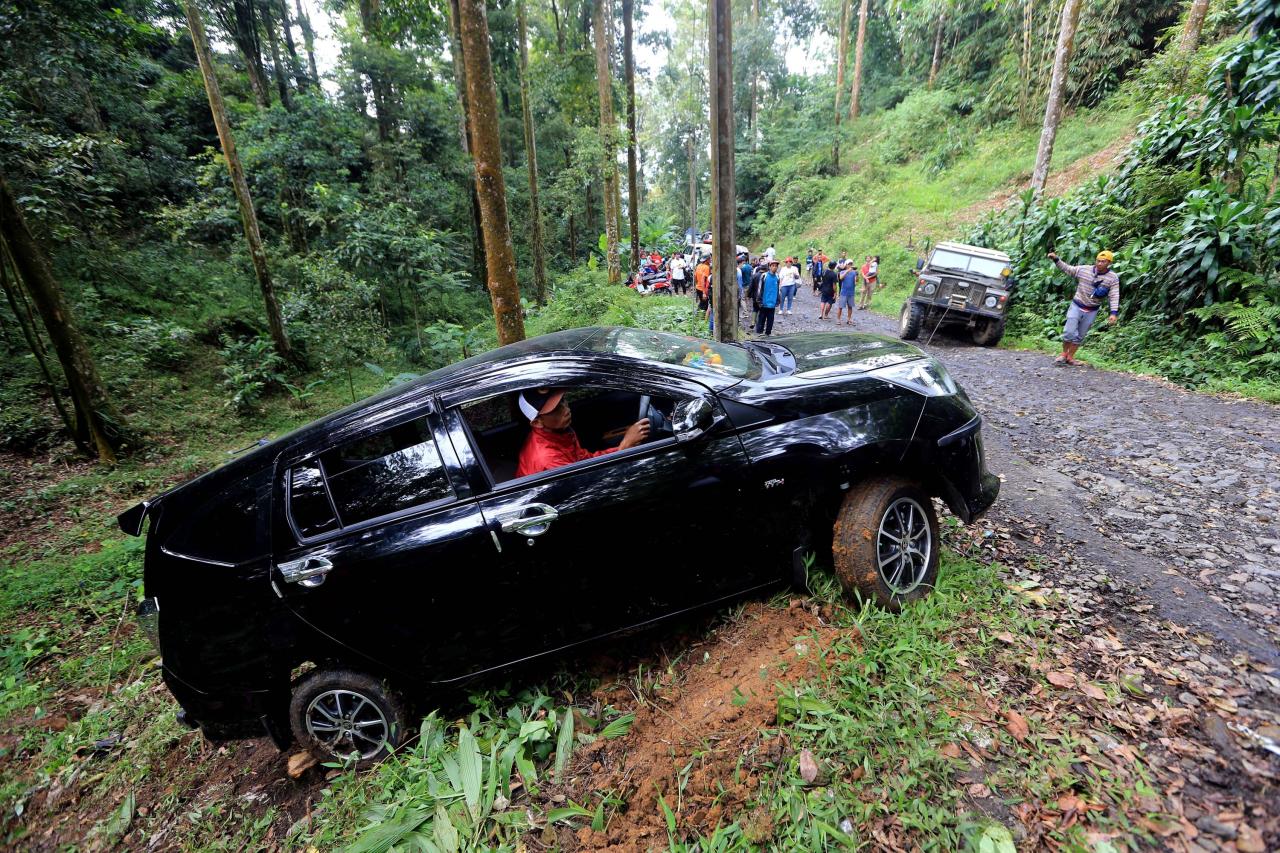 Evakuasi Mobil yang...