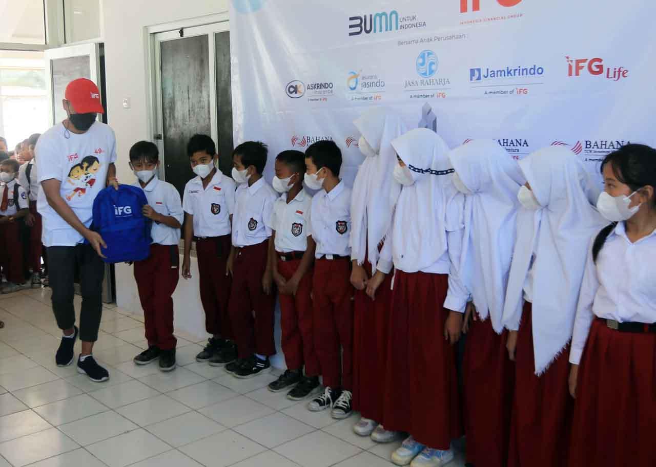 IFG Beri Bantuan 200...