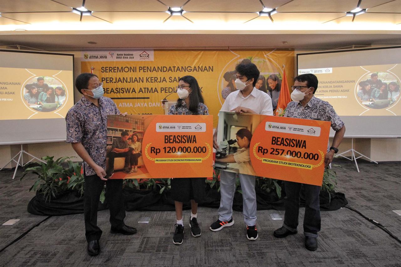 Unika Atma Jaya Berikan...