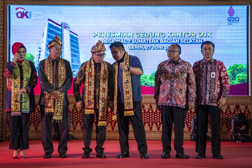 Wimboh Santoso Resmikan...
