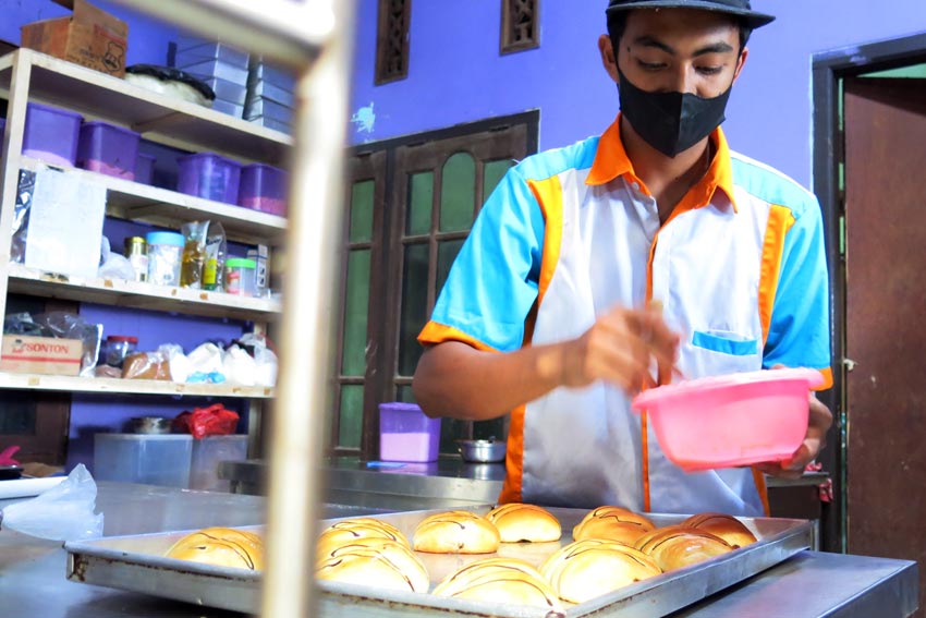Menyambangi Pabrik Super...