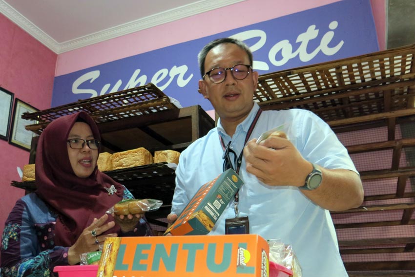 Menyambangi Pabrik Super...