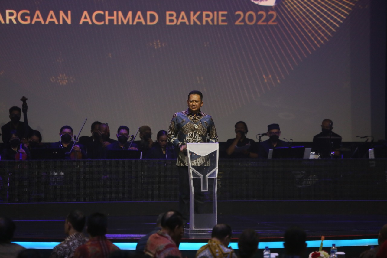 Penghargaan Achmad Bakrie...