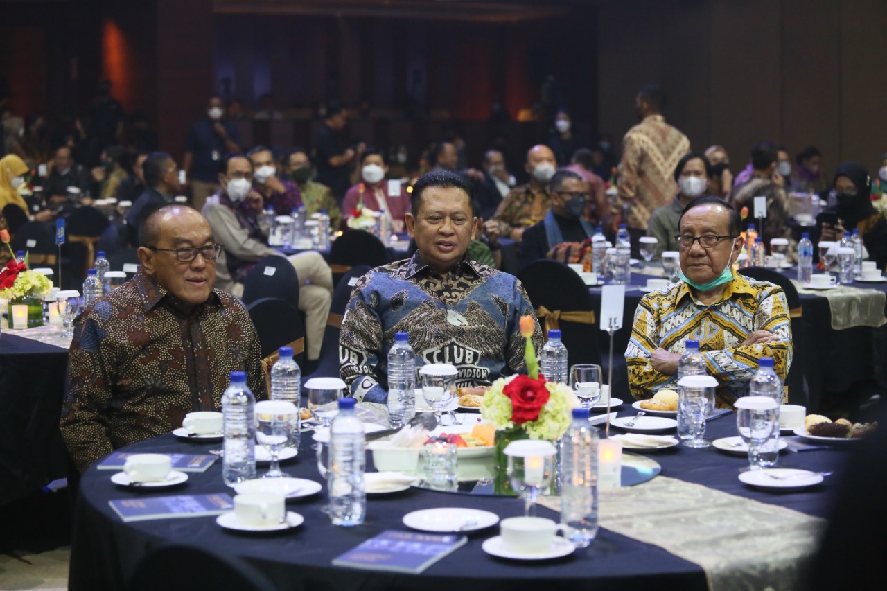 Penghargaan Achmad Bakrie...