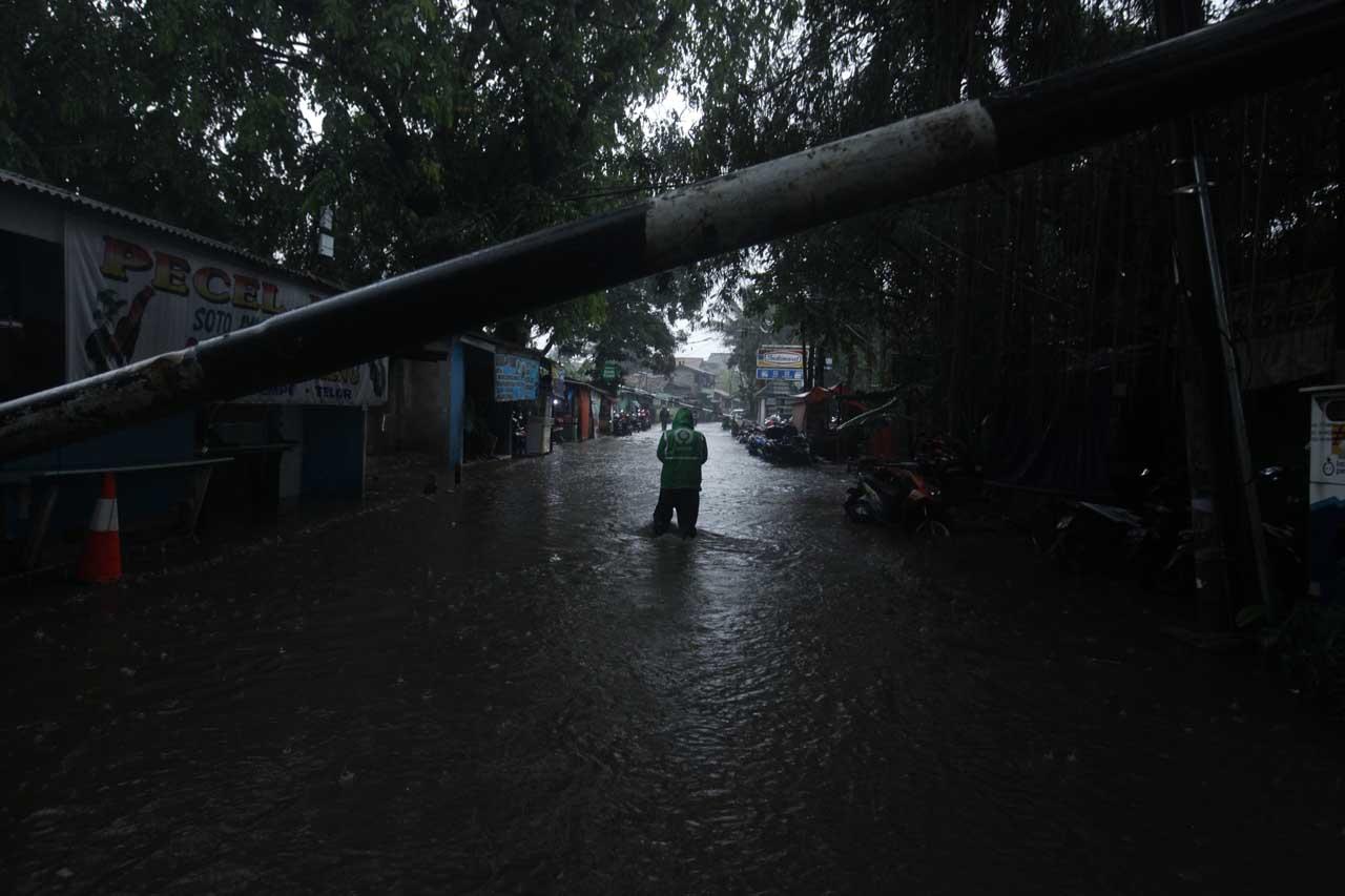 Terjang Banjir Demi...