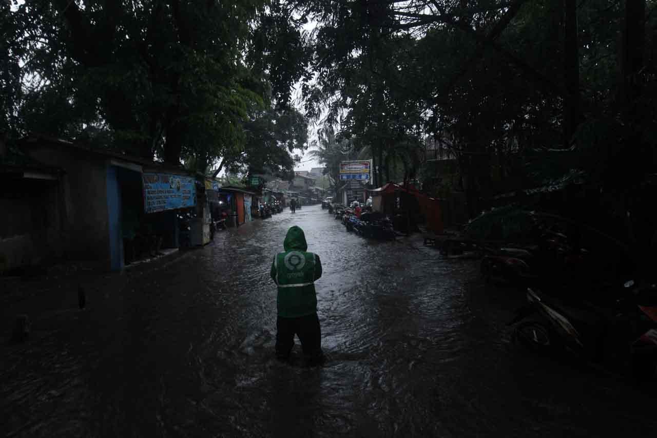 Terjang Banjir Demi...
