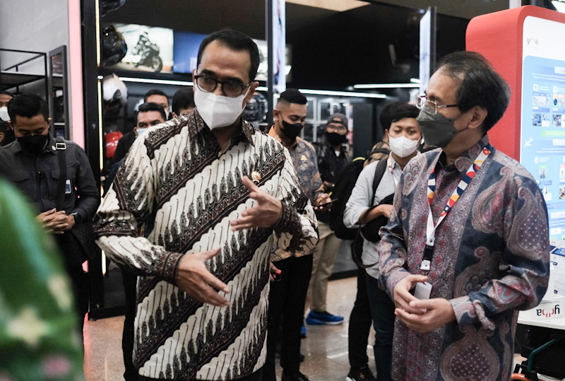 Selain Komponen Otomotif...