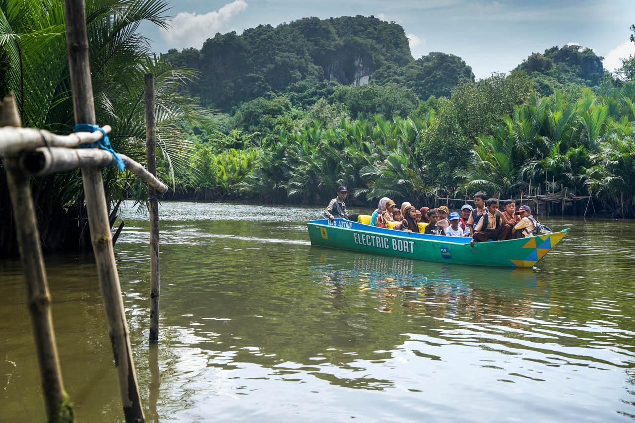 Transisi Perahu Berbahan...