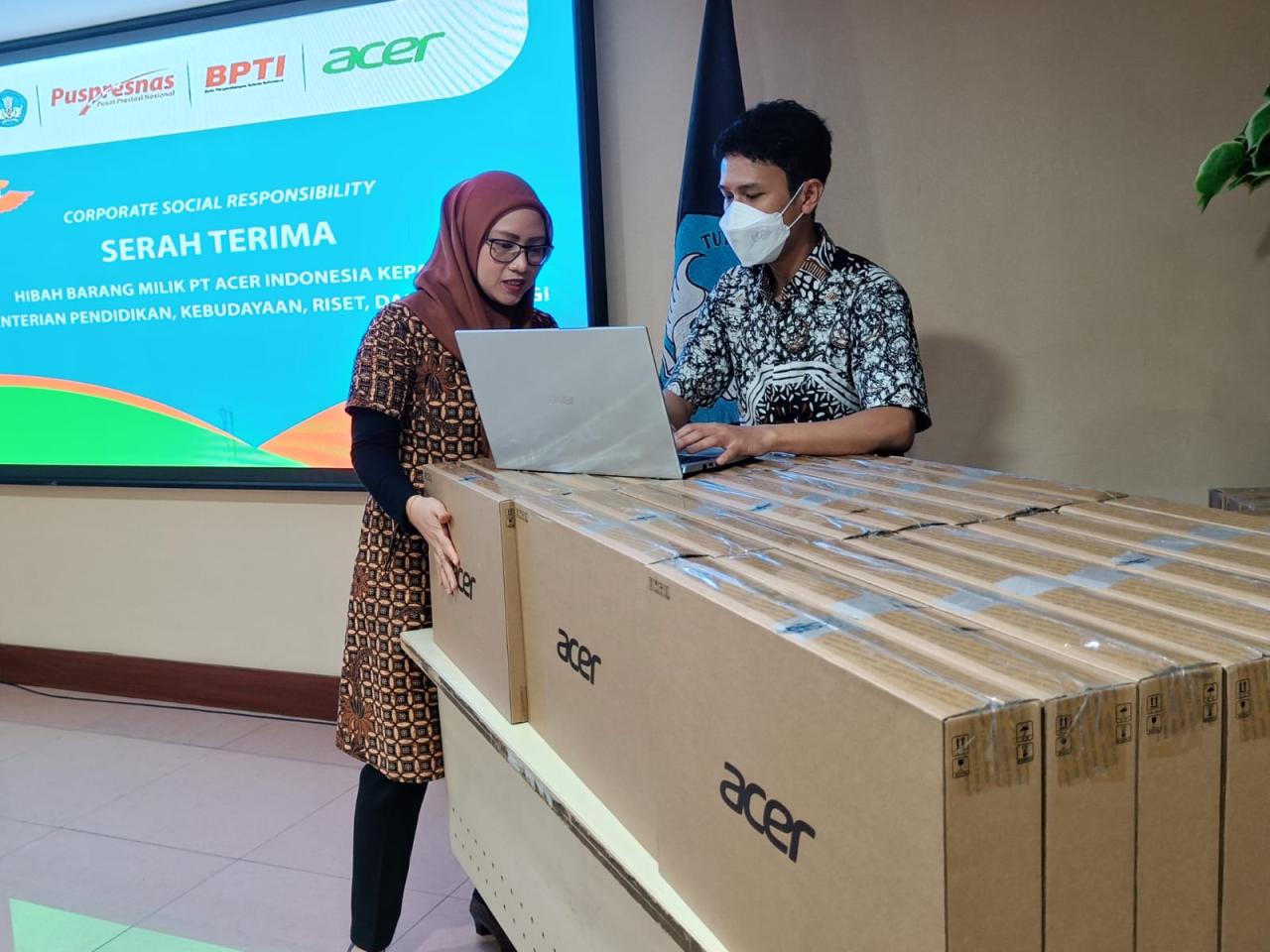 Bantuan 100 Laptop kepada...