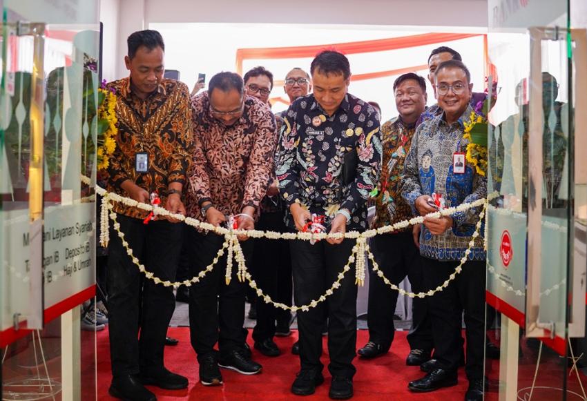 Perluas Layanan, Bank...