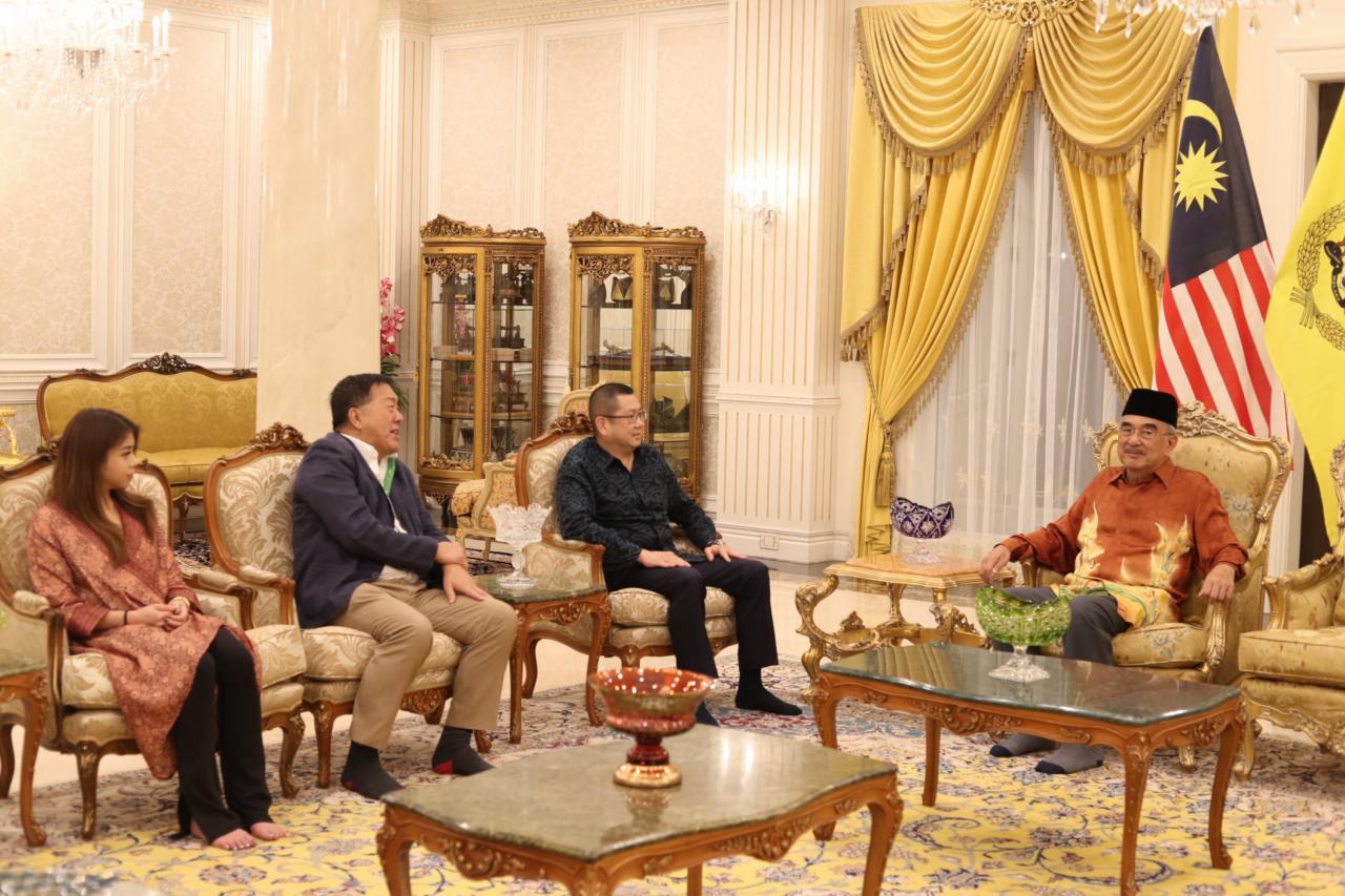 Berkunjung ke Malaysia,...