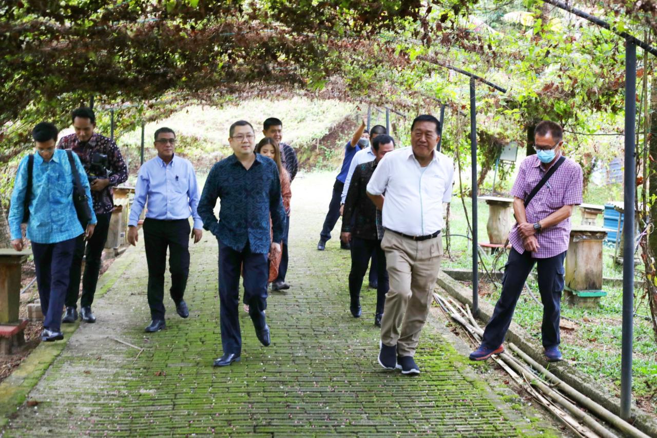 Berkunjung ke Malaysia,...