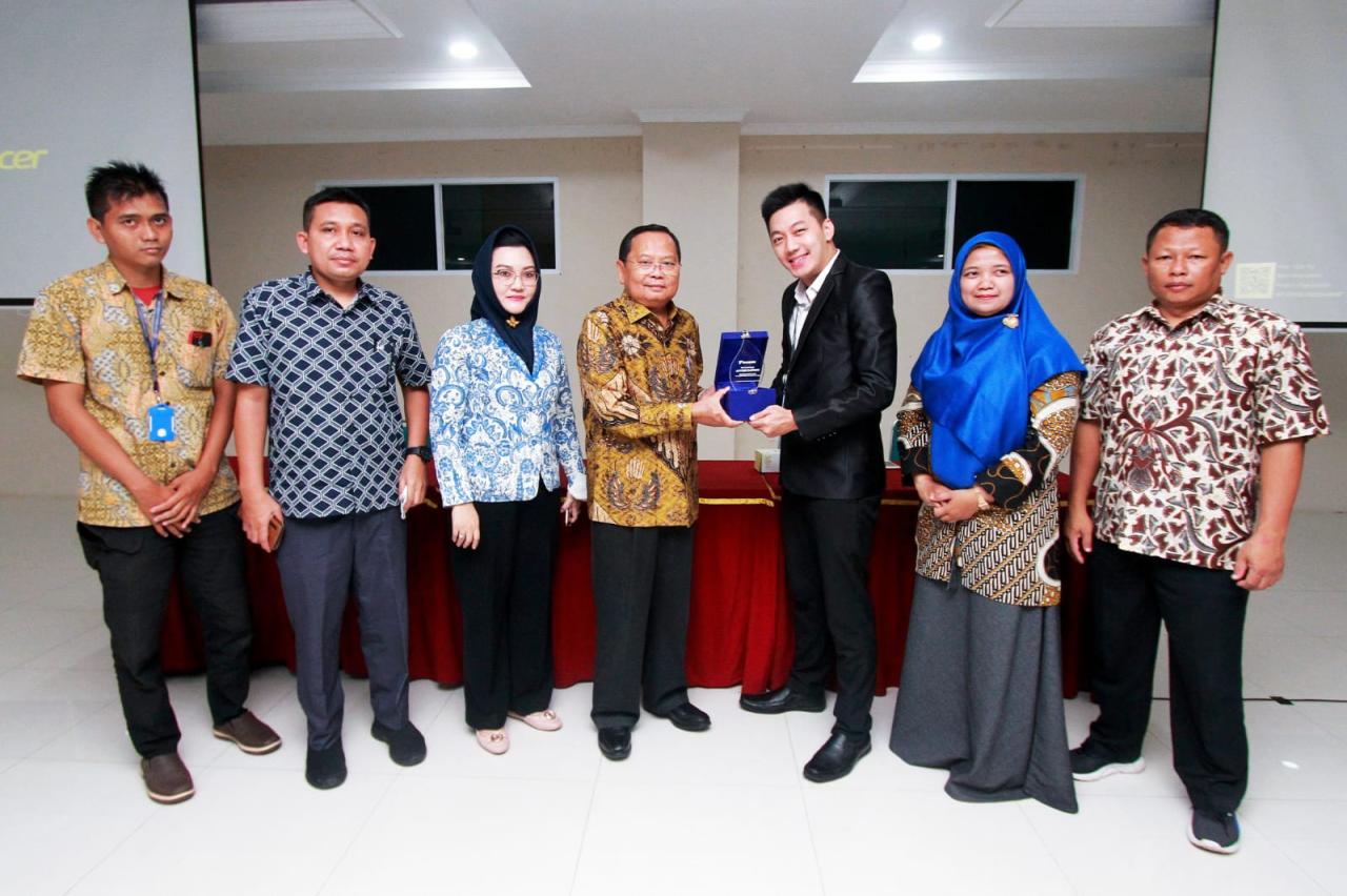 Kunjungi Universitas...