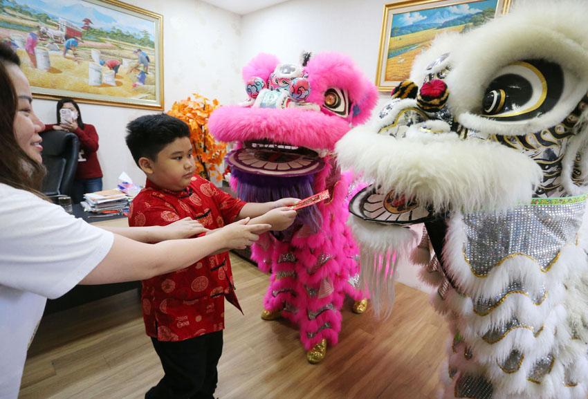 Rayakan Imlek, Barongsai...