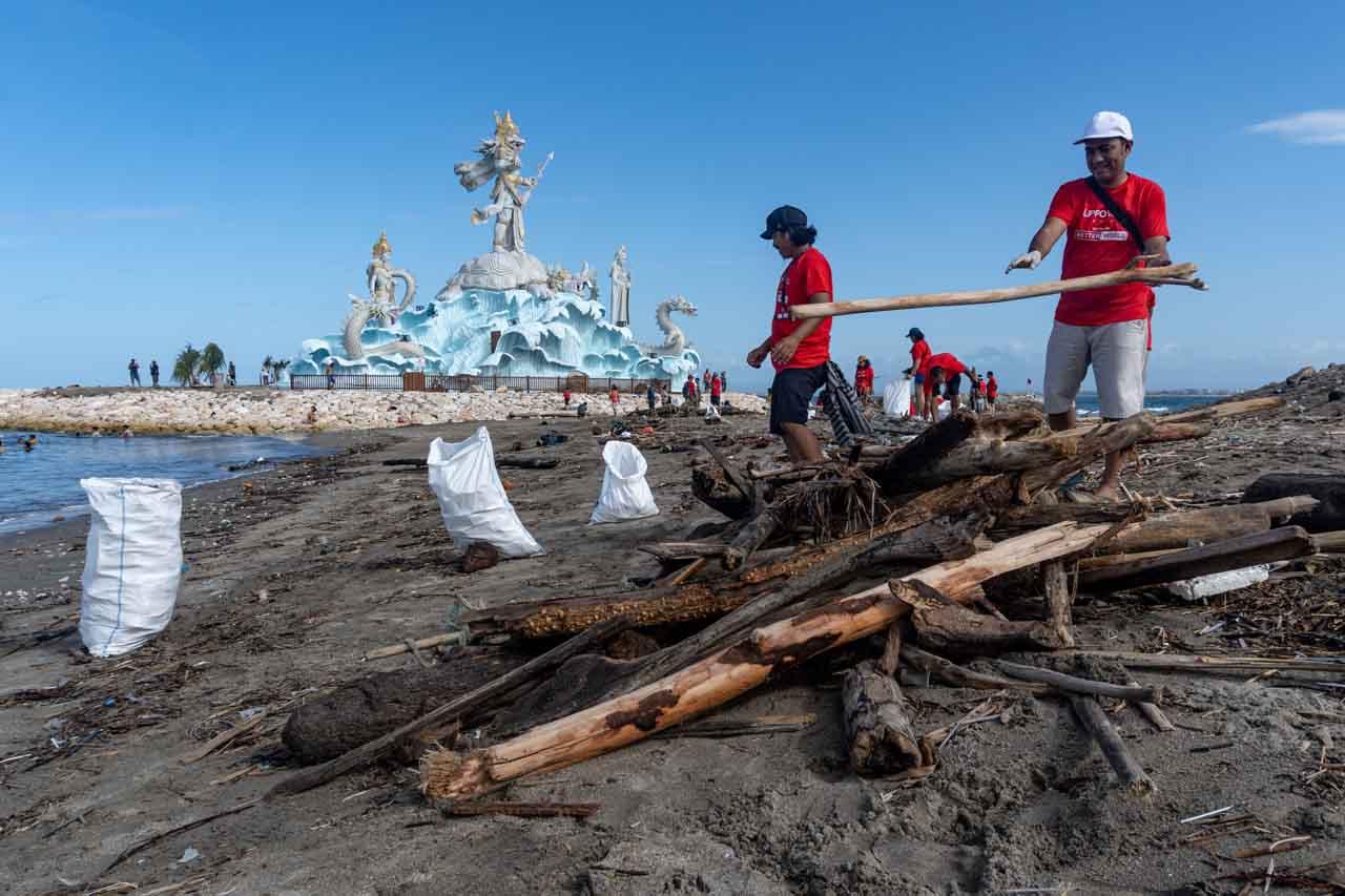Aksi Bersih-bersih Sampah...