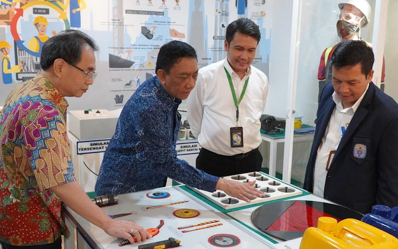 Berkolaborasi dengan...