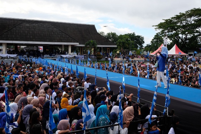 Zulkifli Hasan Hadiri...