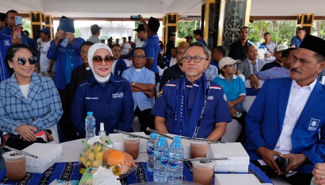 Zulkifli Hasan Hadiri...