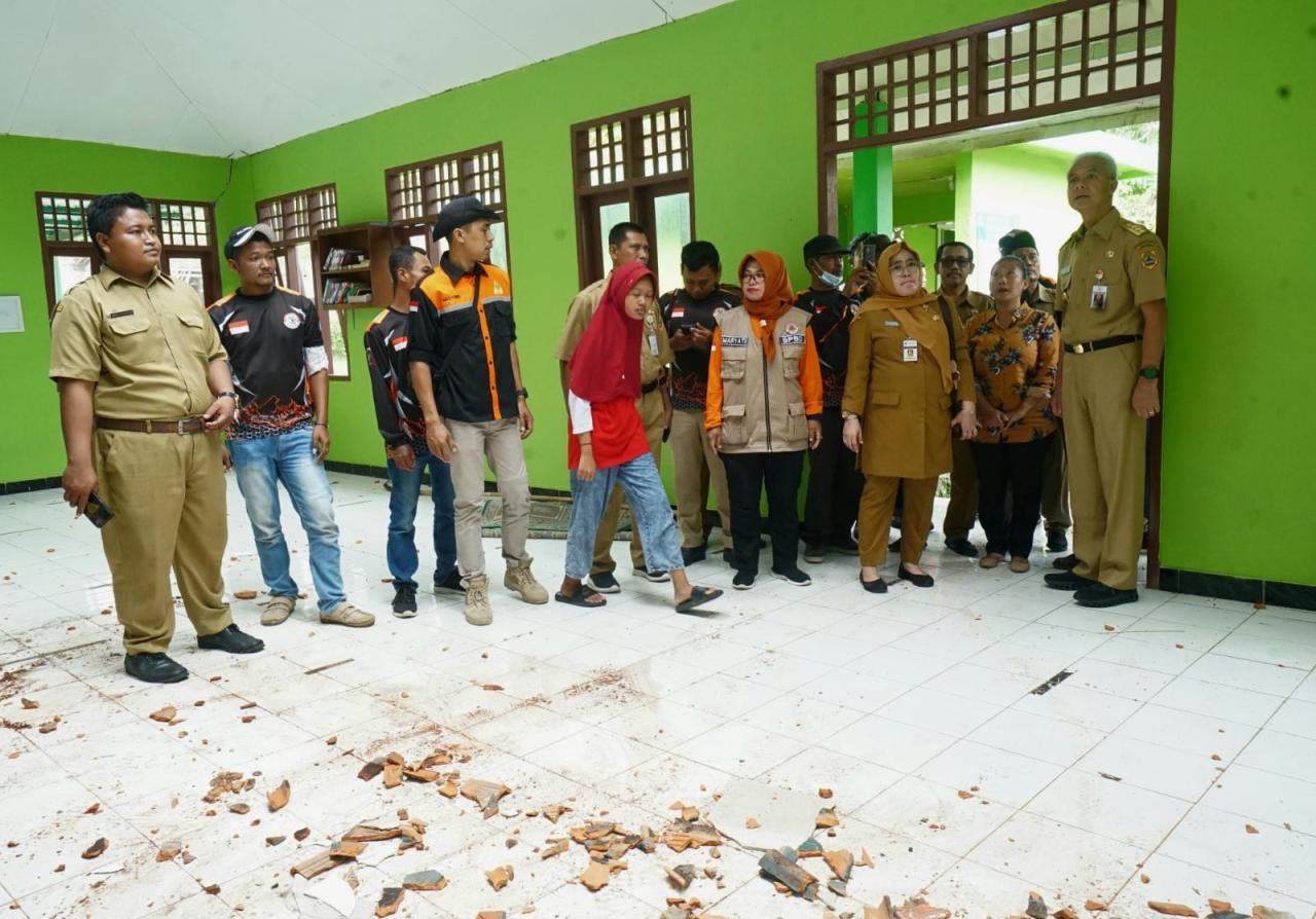 Ganjar Tinjau Sekolah...
