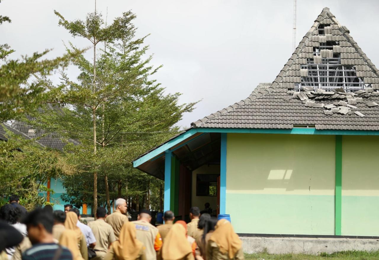 Ganjar Tinjau Sekolah...