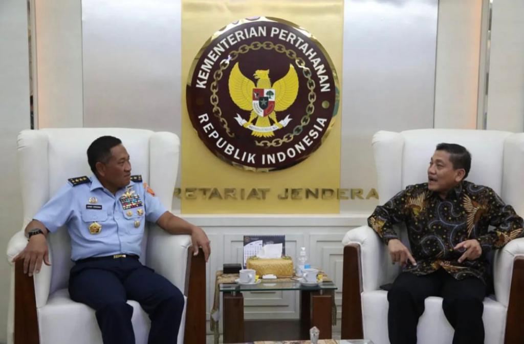 Sekjen KemhanTerima...