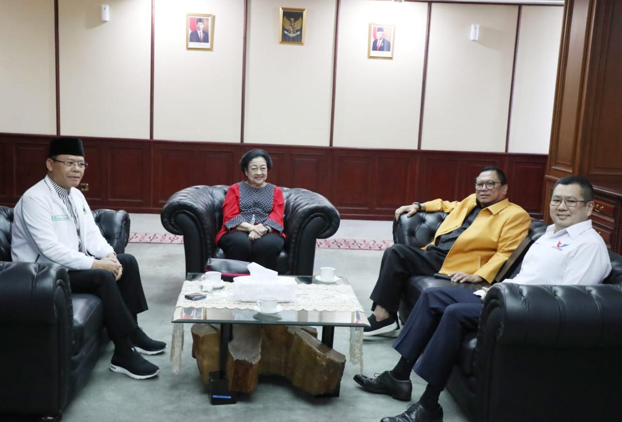 Disambut Hary Tanoe,...