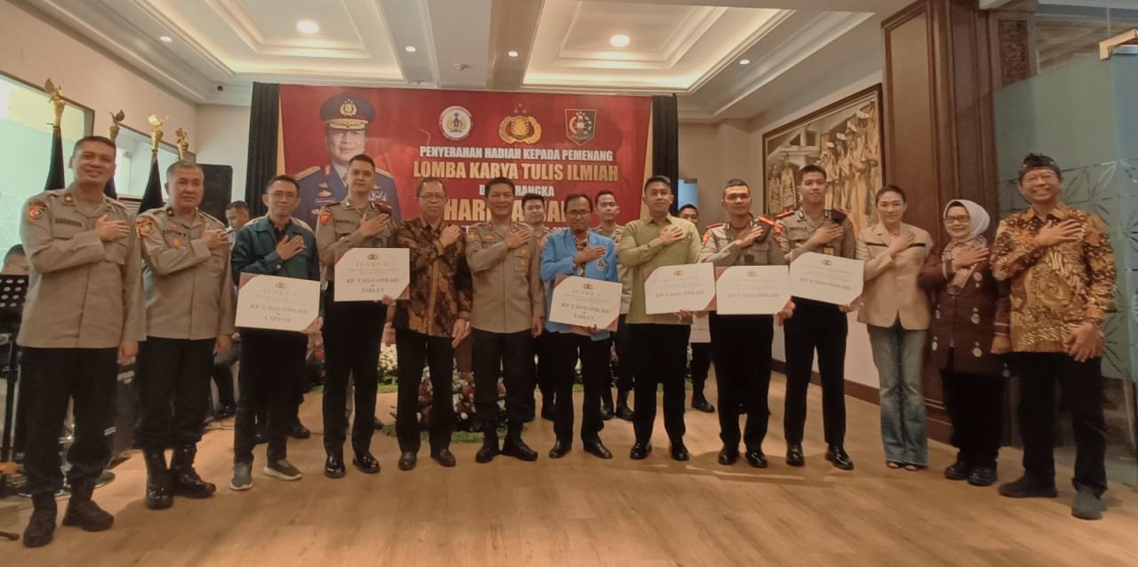 Peringati Hari Sarjana...