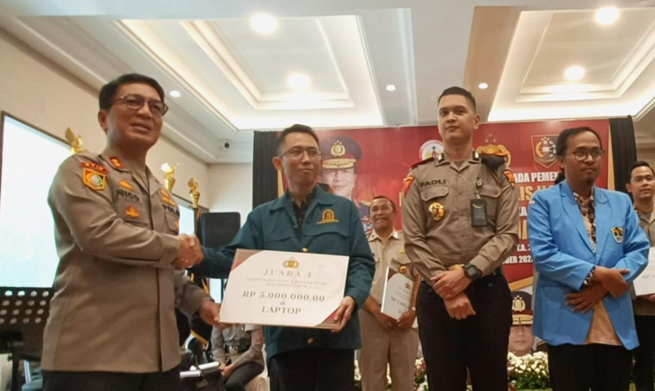 Peringati Hari Sarjana...