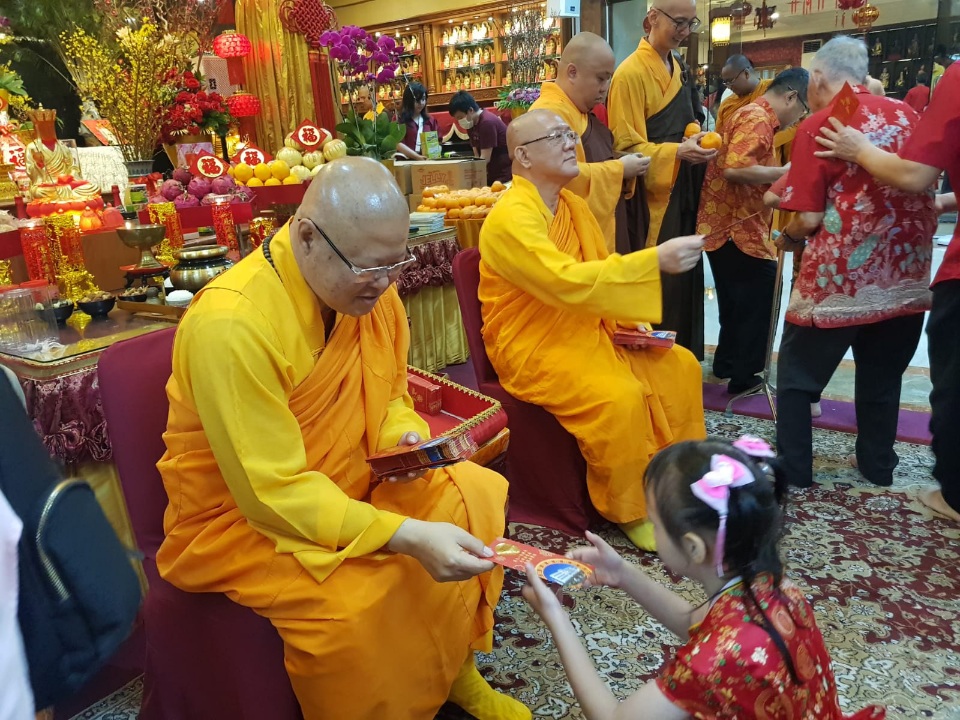 Ribuan Umat Buddha Rayakan...