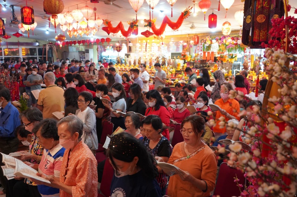 Ribuan Umat Buddha Rayakan...