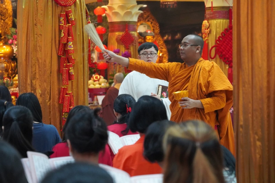 Ribuan Umat Buddha Rayakan...