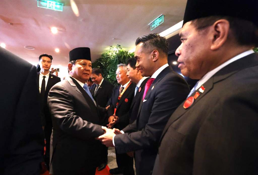 Presiden Prabowo Didampingi...