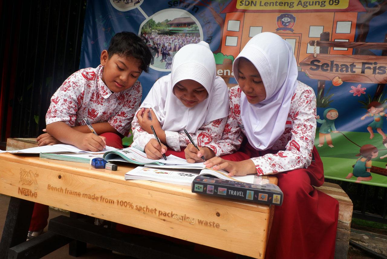Distribusi 5.000 Bangku...