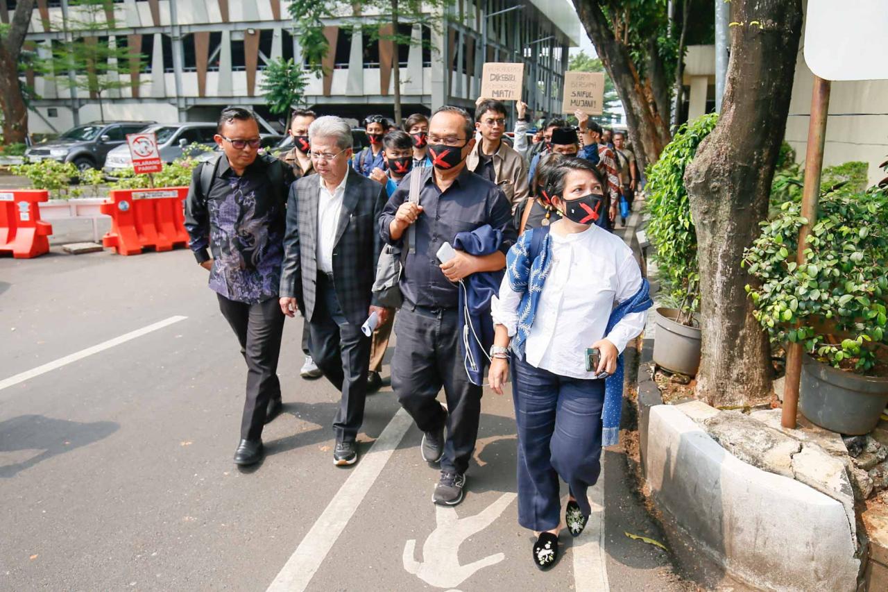 Saiful Mujani Penuhi...