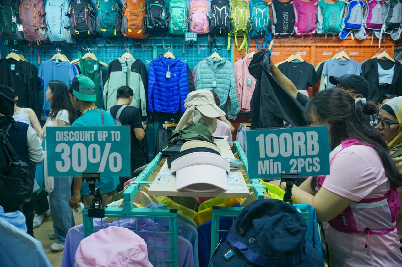 Pengunjung Berburu Perlengkapan...