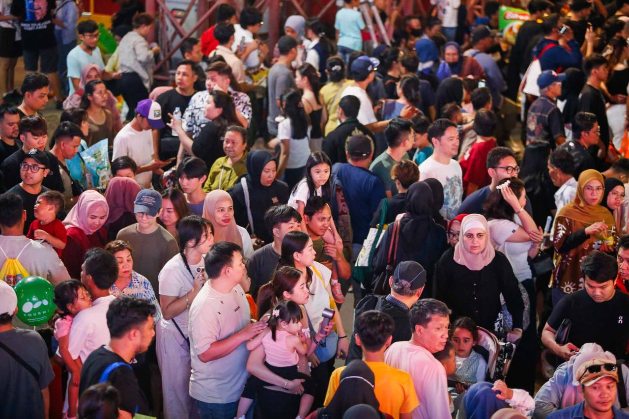 Pengunjung Padati Jakarta...