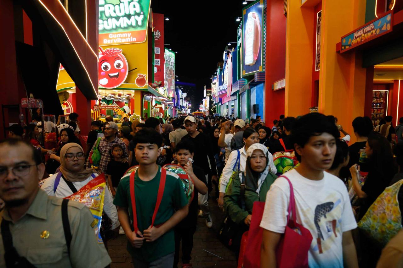 Pengunjung Padati Jakarta...