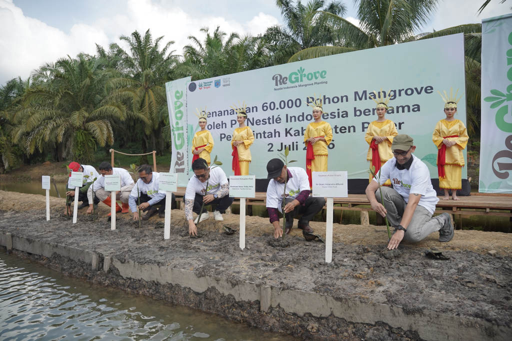 Tanam 60.000 Mangrove,...