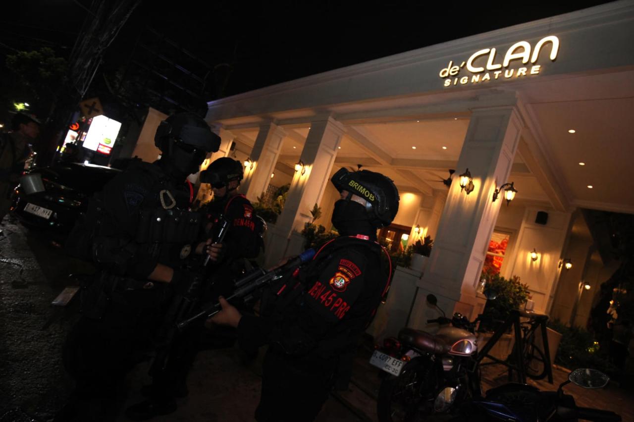 Penggeledahan Kafe di...