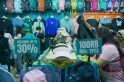 Pengunjung Berburu Perlengkapan...