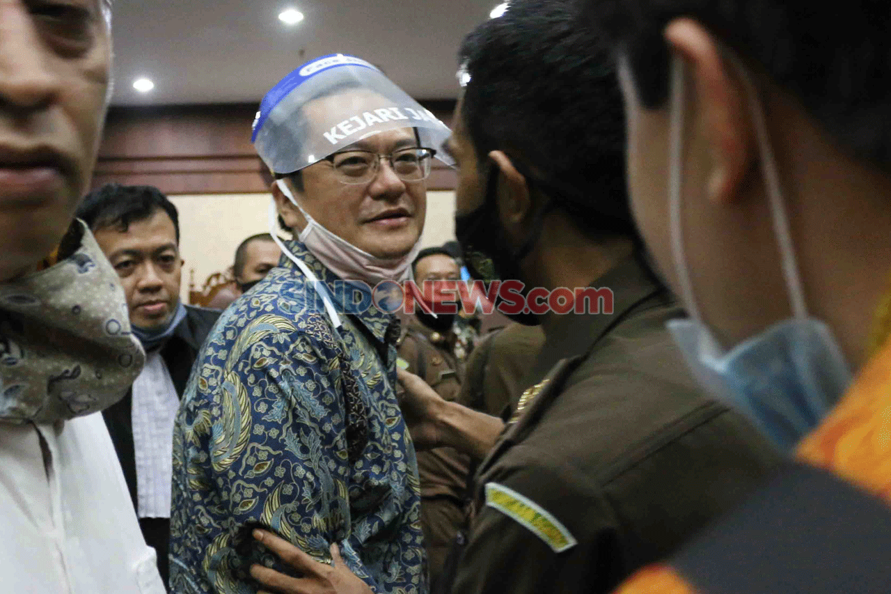 Hadapi Tujuh Hakim Bermasker,...