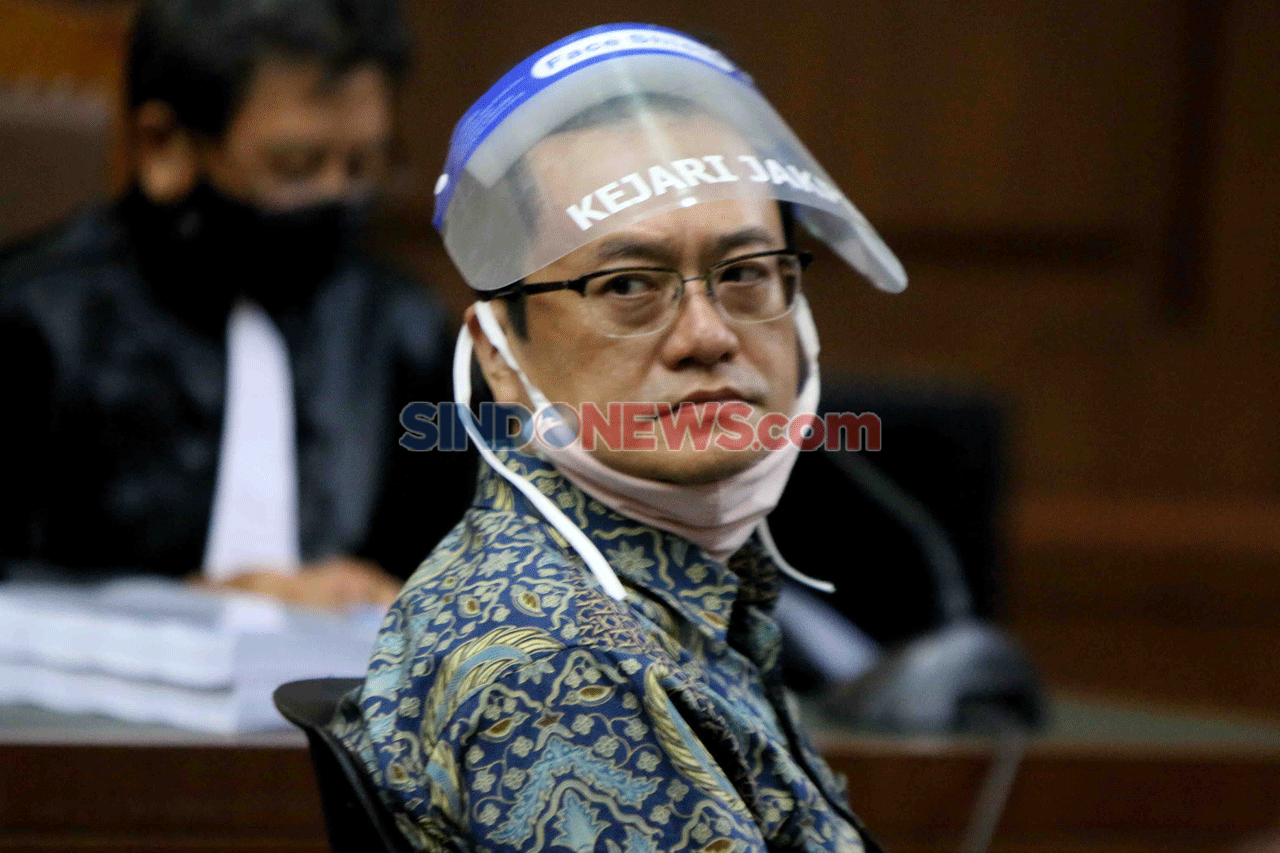 Hadapi Tujuh Hakim Bermasker,...
