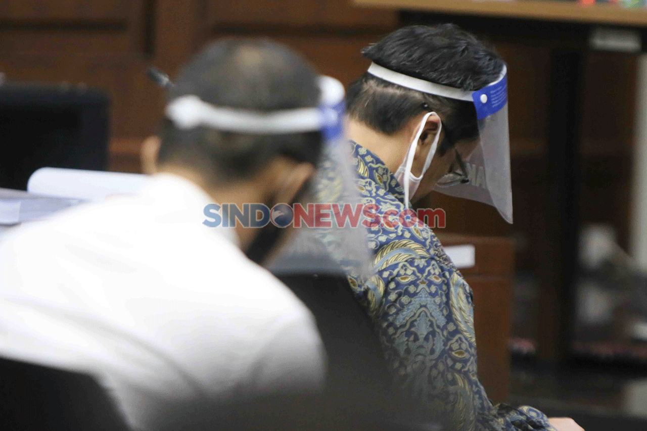 Hadapi Tujuh Hakim Bermasker,...