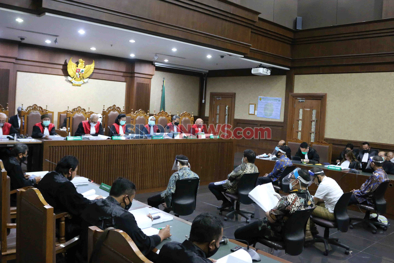 Hadapi Tujuh Hakim Bermasker,...