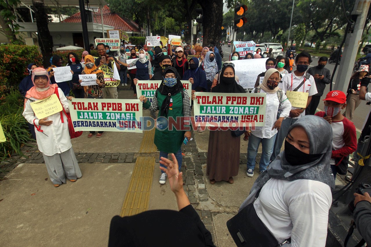 Warga Gelar Aksi Tolak...