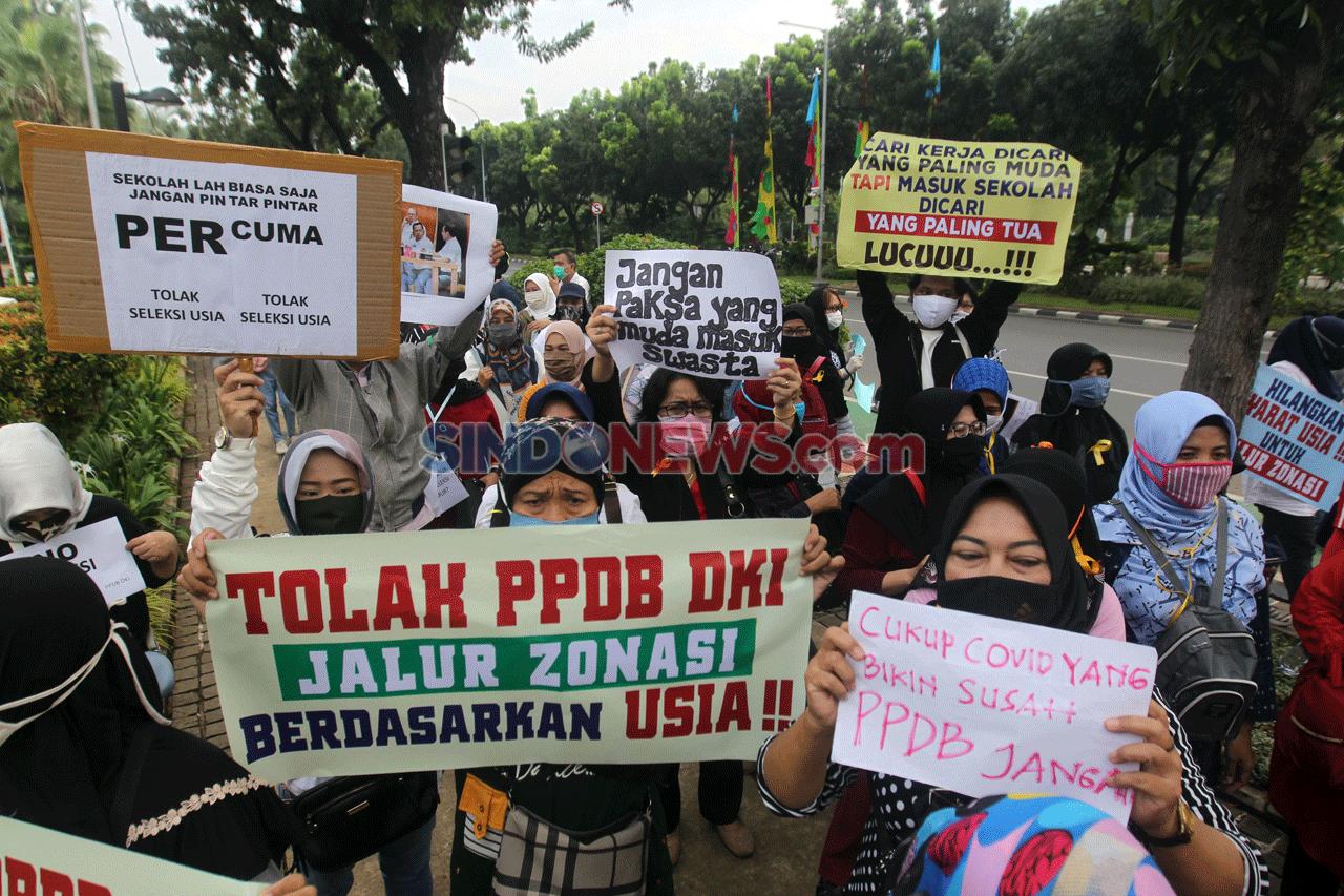 Warga Gelar Aksi Tolak...